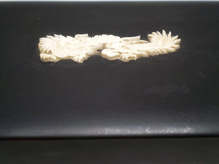alt=\"Caja antigua rectangular de madera lacada y dragon de marfil\"