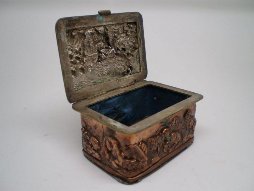 alt=\"Caja antigua de latón rectangular con relieves\"