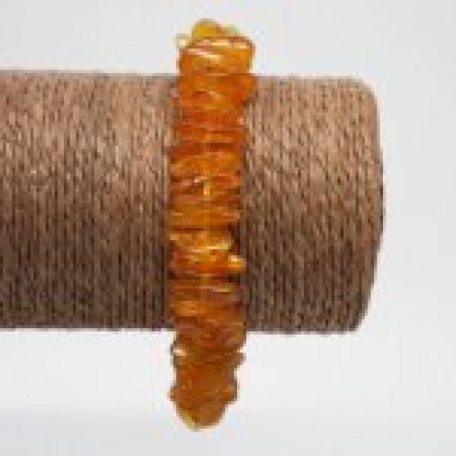 alt="pulsera de ambar elastica en tonos amarillos. www.santelmotienda.com"