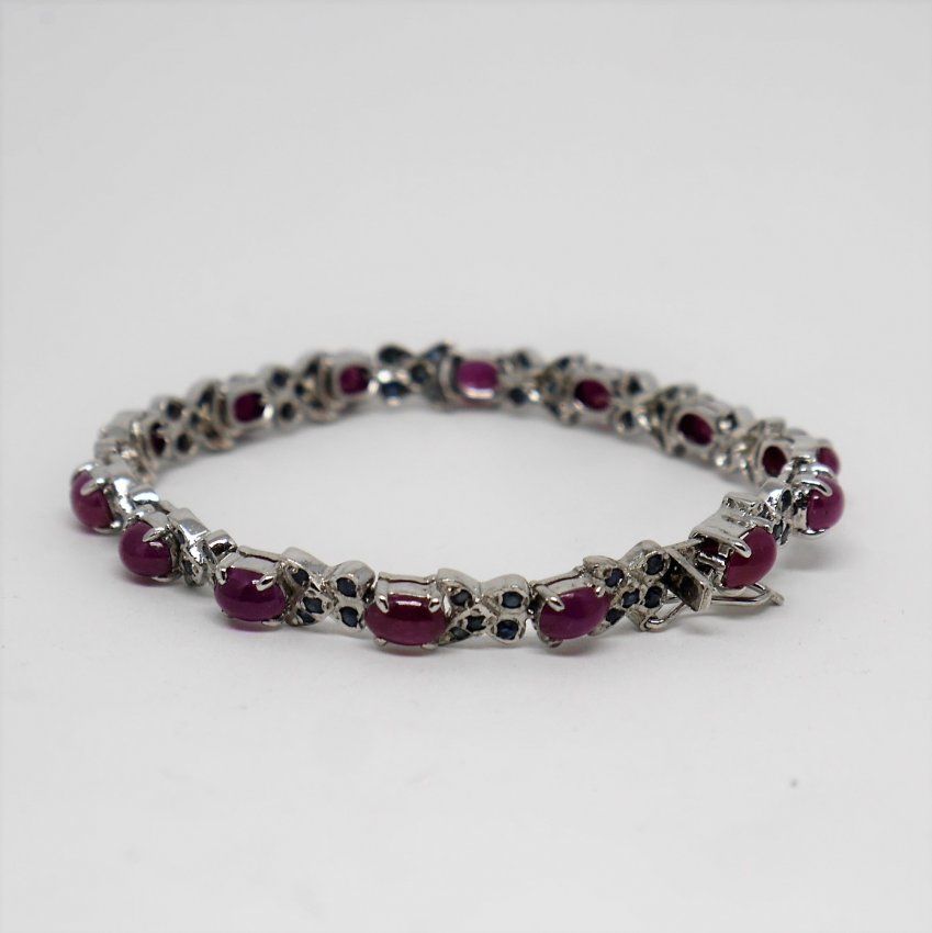 alt=\"pulsera de plata de ley satinada 925 Mils. con rubies, zafiros azules. www.santelmotienda.com\"