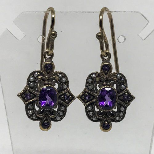 alt=\"Pendientes de oro bajo 9 K. con amatistas y perlitas\"