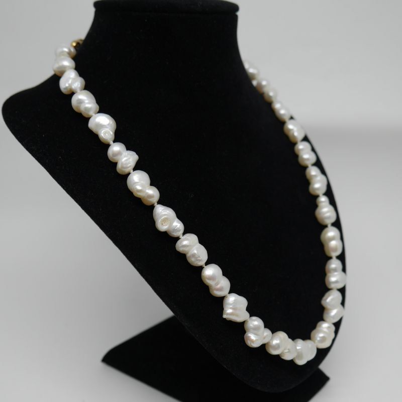 alt=\"Collar de Perlas de Aguadulce con cierre de Oro de ley 18 K. con Zafiros y Brillantes\"