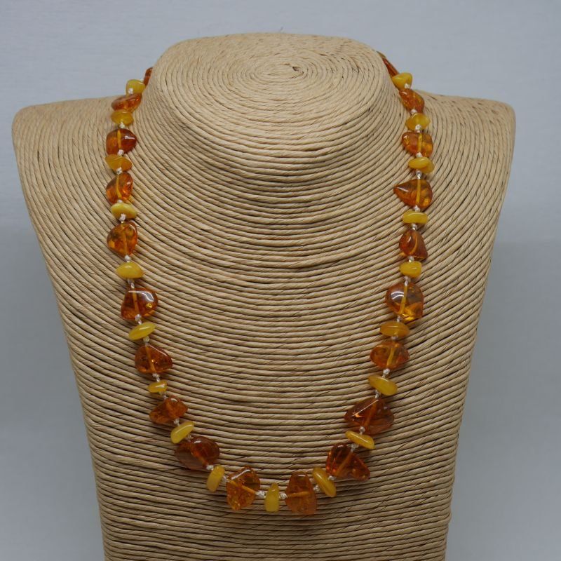 alt="collar de ámbar"