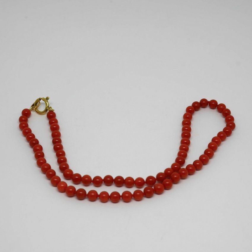 alt=\"collar de coral con cierre de oro. www.santelmotienda.com\"