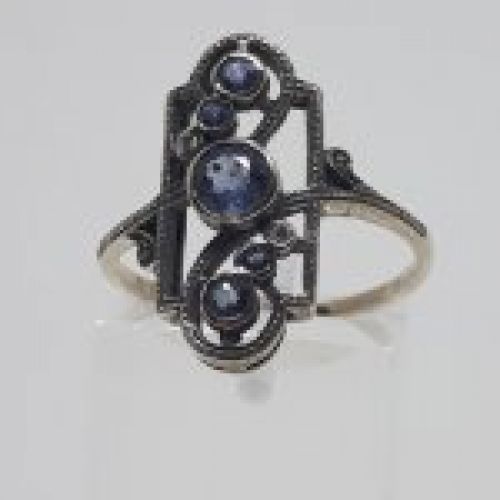 alt=\"Sortija de oro bajo 9 K. con 3 topacios azules\"