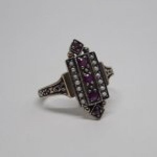 alt=\"Sortija de oro bajo 9 K. con rubies y perlas de aljofar·\"