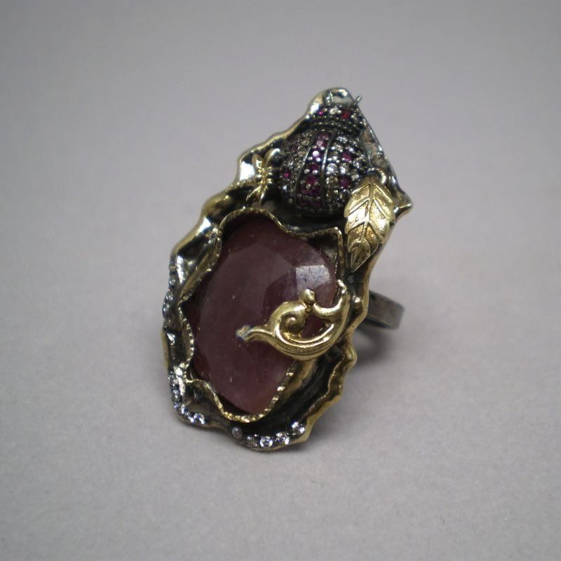 Sortija India de plata de ley 925 Mils. y plata dorada con circonitas y rubí