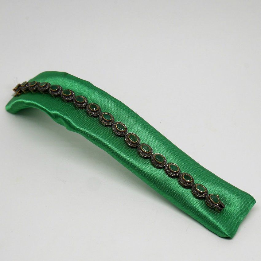 alt:\"pulsera plata de ley con baño de oro, diamantes y esmeraldas. www.santelmotienda.com\"