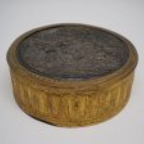 alt=\"Caja antigua de latón redonda con relieve Sra.\"