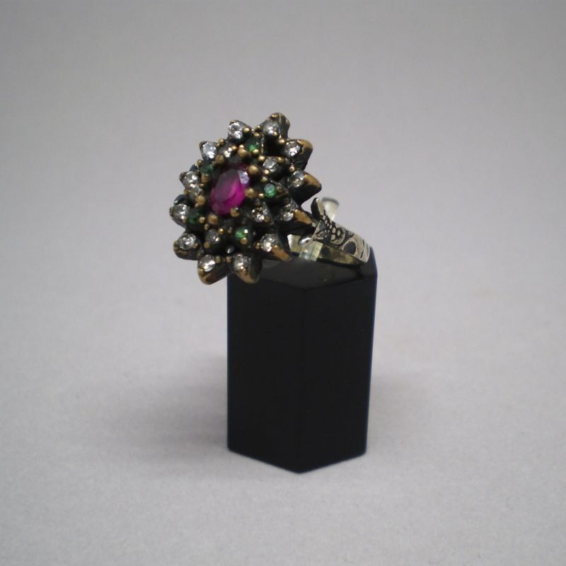 Sortija de plata de ley 925 Mils. con piedras semipreciosas rojas y verdes