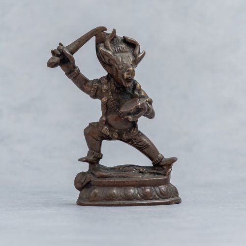 alt="figura oriental de bronce, guerrero con cabeza de buey