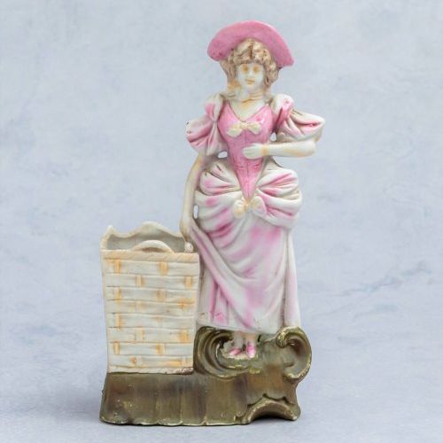 Alt=\"Jardinera Biscuit de finales del Siglo XIX. Dama con cesto. www.santelmotienda.com\"