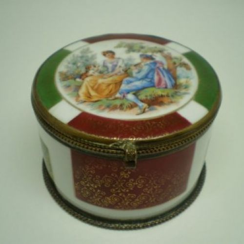 alt=\"Caja de bronce y porcelana con dibujo\"