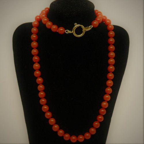 alt=\"collar de coral con cierre de oro. www.santelmotienda.com\"