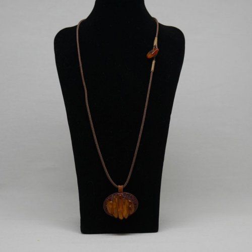 alt=\"gargantilla cuero y ambar\"