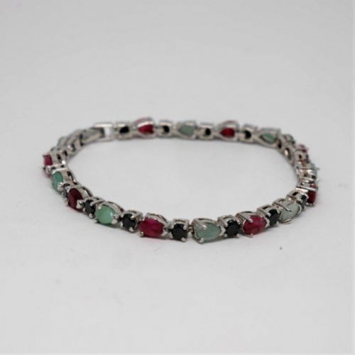 alt=\"pulsera de plata de ley rodinada 925 Mils. con rubies, zafiros y esmeraldas. www.santelmotienda.com\"