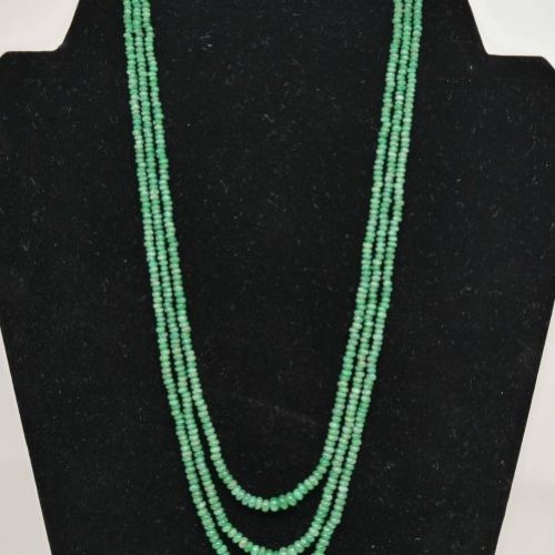 alt=\"Collar 3 vueltas de Esmeraldas en disminución con cierre de Oro de ley 18 K.\"