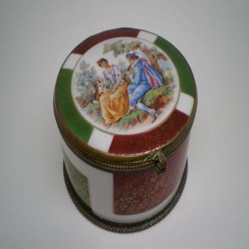 alt=\"Caja de bronce y porcelana con dibujo\"