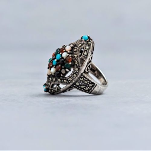 Alt=\"sortija lanzadera de plata de Ley 925 Mils. con naturales de nacar, turquesas, agatas y cornalitas. www.santelmotienda.com\"