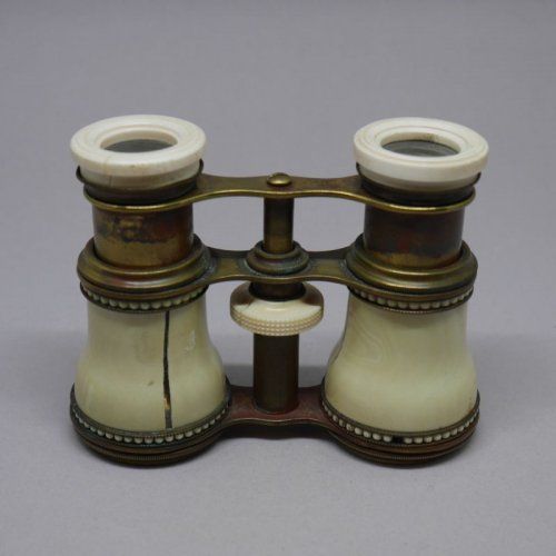 alt=\"Prismaticos de marfil de finales del siglo XIX\"JPG