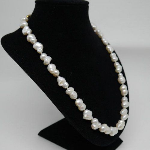 alt=\"Collar de Perlas de Aguadulce con cierre de Oro de ley 18 K. con Zafiros y Brillantes\"