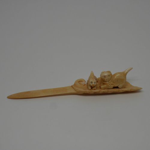 Abrecartas de hueso tallado a mano con relieve de 2 gatos