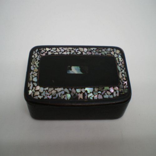 alt=\"Caja antigua rectangular lacada con inscrustaciones de nacar\"