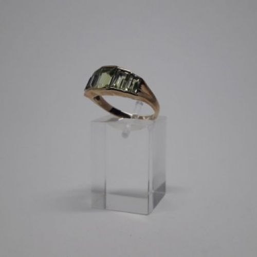 alt=\"Sortija de oro bajo 9 K. con olivinas\"