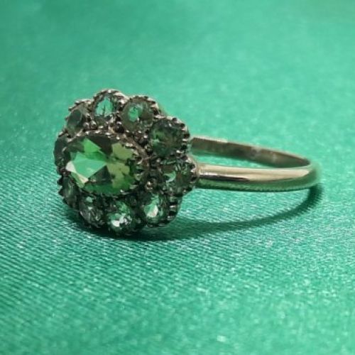 alt=\"·Sortija de oro bajo 9 K. con olivinas\"