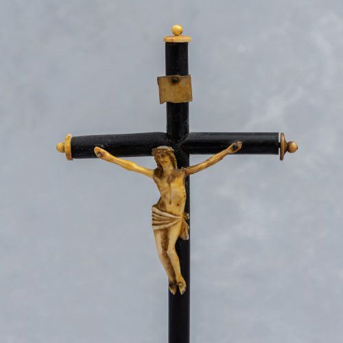 alt=\"Crucifijo de madera y hueso antiguo\"