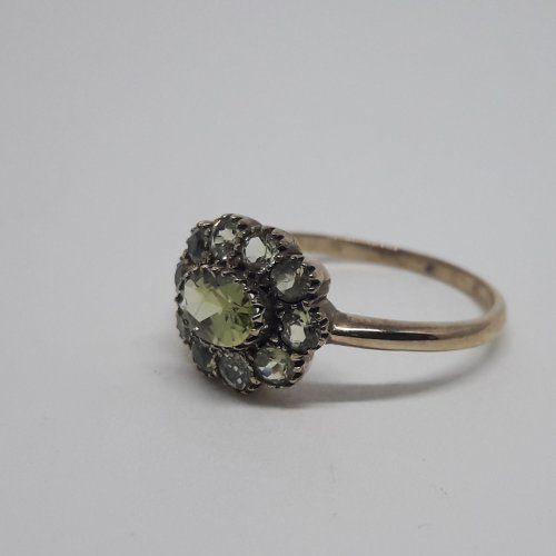 alt=\"·Sortija de oro bajo 9 K. con olivinas\"