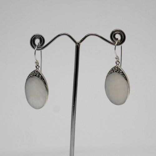 alt=\"Pendientes largos de Plata de ley 925 MIls. y nácar. www.santelmotienda.com\"