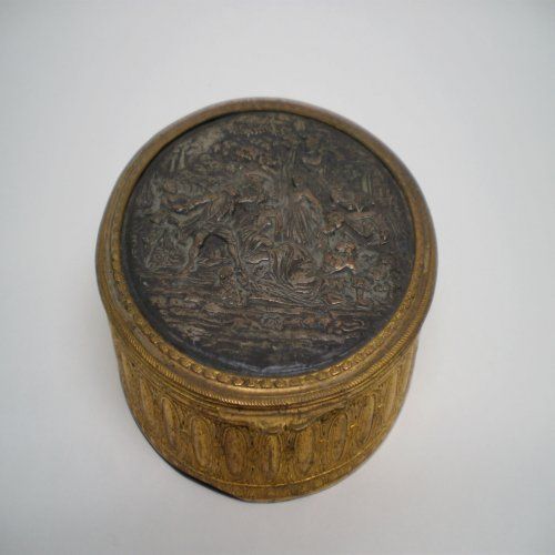 alt=\"Caja antigua de latón redonda con relieve Sra.\"