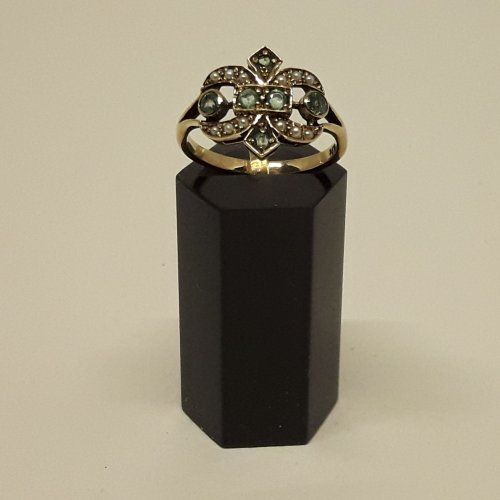 alt=\"Sortija de oro bajo 9 K. con esmeraldas y perlas de aljofar\"