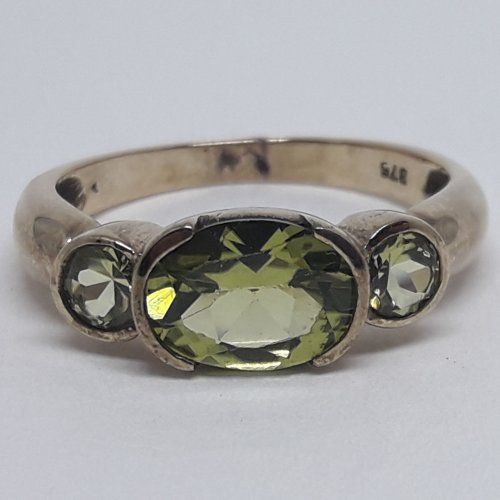 alt=\"·Sortija de oro bajo 9 K. con olivinas\"