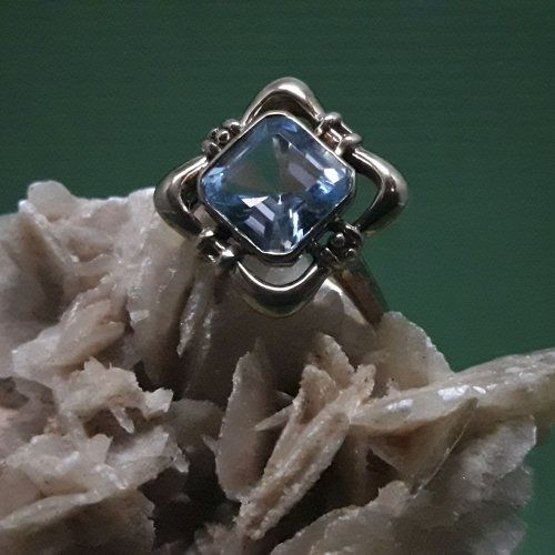 alt=\"Sortija oro bajo 9 K. y topacio azul\"