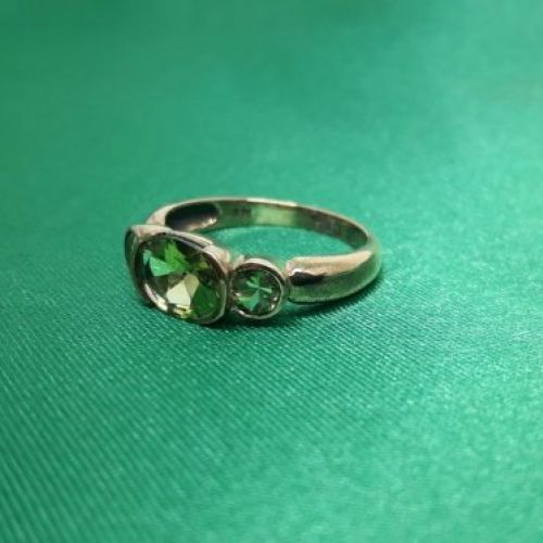 alt=\"·Sortija de oro bajo 9 K. con olivinas\"