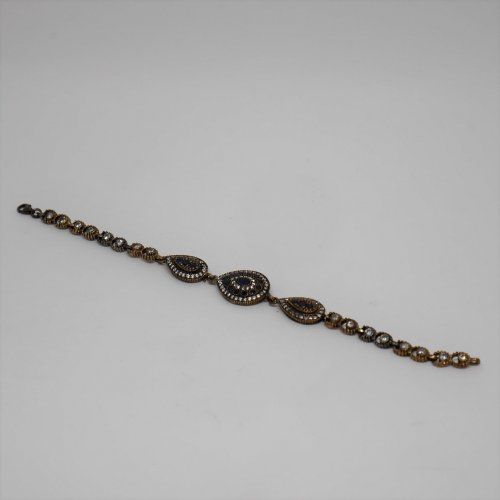 alt=\"pulsera de plata dorada de ley 925 Mils. con zafiros blancos y azules. www.santelmotienda.com\"