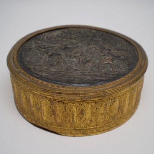 alt=\"Caja antigua de latón redonda con relieve Sra.\"
