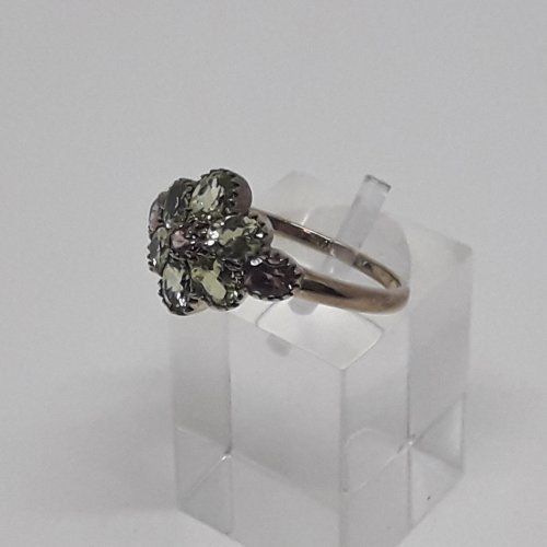 alt=\"Sortija de oro bajo 9 K. con olivinas y amatistas\"