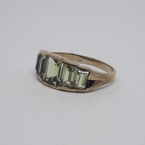 alt=\"Sortija de oro bajo 9 K. con olivinas\"