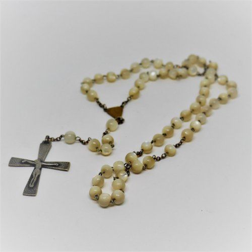 alt=\"Rosario antiguo de nacar y metal plateado. www.santelmotienda.com\"