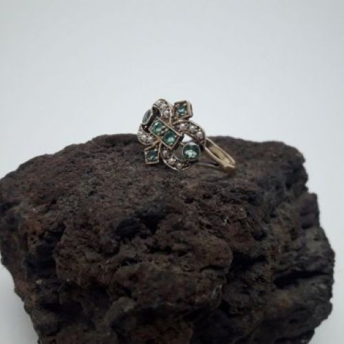 alt=\"Sortija de oro bajo 9 K. con esmeraldas y perlas de aljofar\"