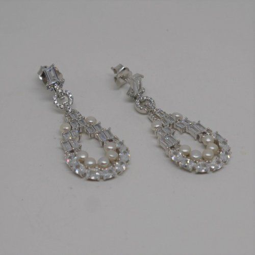 alt=\"Pendientes largos de Plata de ley Rodinada 925 Mils. con circonitas y perlas cultivadas. www.santelmotienda.com\"