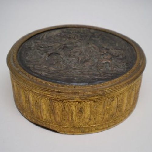 alt=\"Caja antigua de latón redonda con relieve Sra.\"