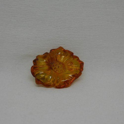 alt=\"Broche de ámbar y plata en forma de flor\"