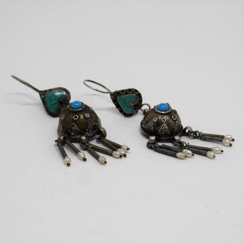 alt=\"Pendientes largos Afganos de Plata y laton con Turquesas y Perlas de rio. santelmotienda.com\"