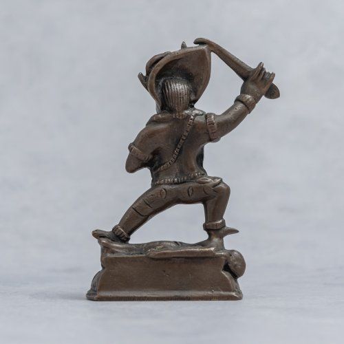 alt="figura oriental de bronce, guerrero con cabeza de buey