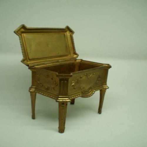 alt=\"Joyero antiguo de bronce alto, 4 patas\"