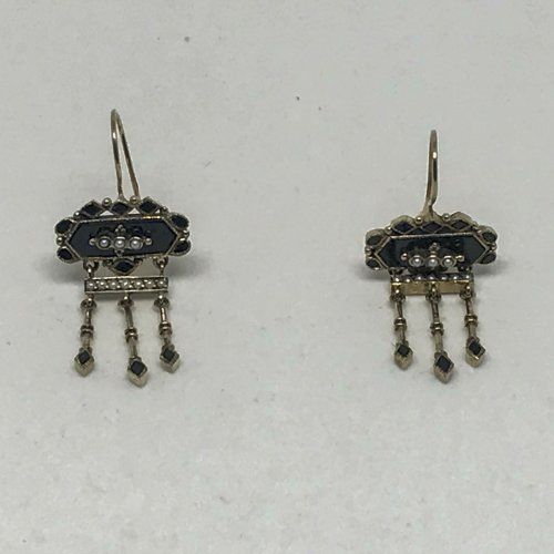 alt=\"Pendientes de oro bajo 9  K. con ónix negro y perlitas\"